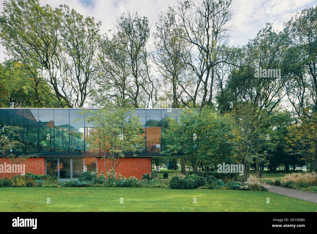 Il Whitworth Café, conosciuto anche come The Cafe in the Trees, fa parte dell'estensione in vetro e mattoni della Whitworth Gallery di Manchester, Inghilterra, Regno Unito. Completato nel 2015. Foto Stock