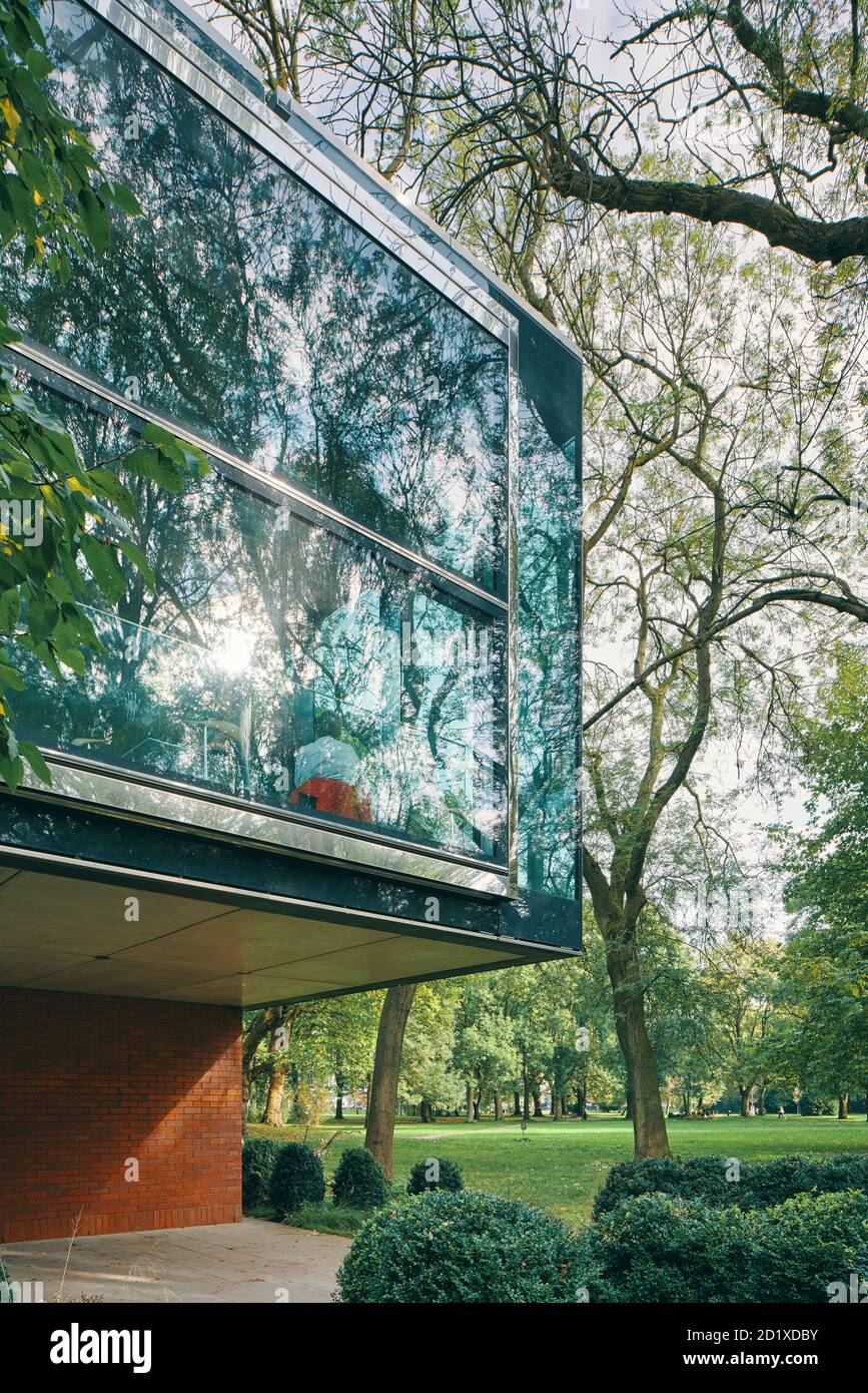 Il Whitworth Café, conosciuto anche come The Cafe in the Trees, fa parte dell'estensione in vetro e mattoni della Whitworth Gallery di Manchester, Inghilterra, Regno Unito. Completato nel 2015. Foto Stock