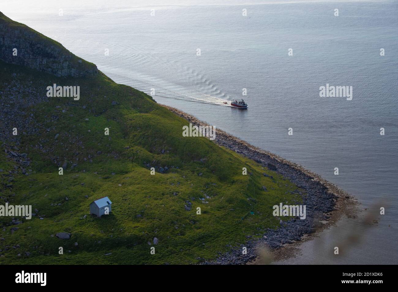 Piccola barca con capanna vicino all'isola di Andoya, Norvegia Foto Stock