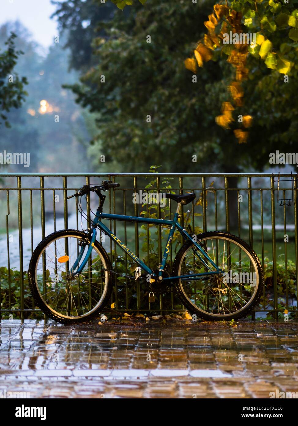 Bicicletta sotto la pioggia Foto Stock