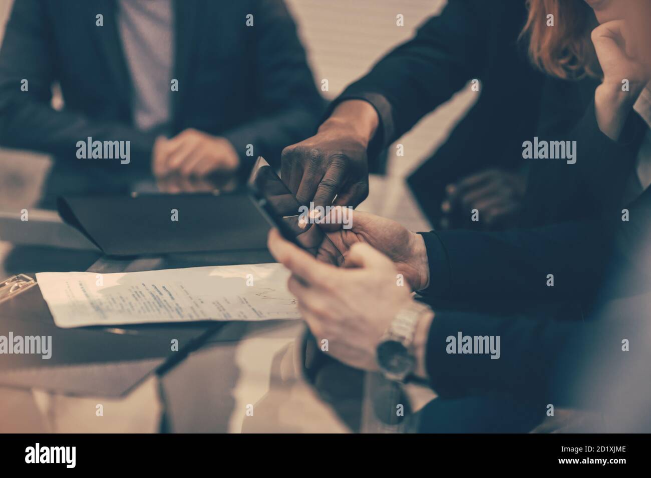 primo piano. i colleghi di lavoro visualizzano i messaggi su uno smartphone Foto Stock