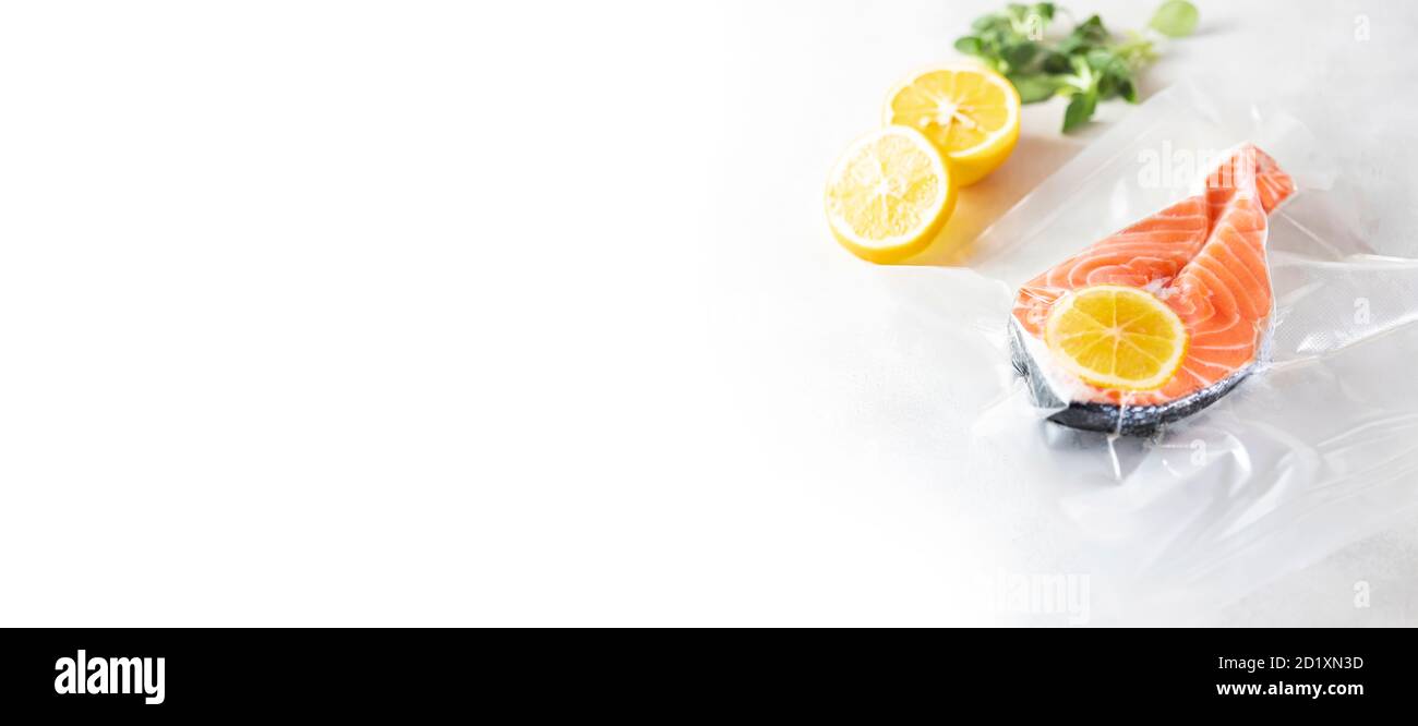 Filetti di salmone in una confezione sottovuoto. Sous-vide, nuova tecnologia cucina. Banner. Foto Stock
