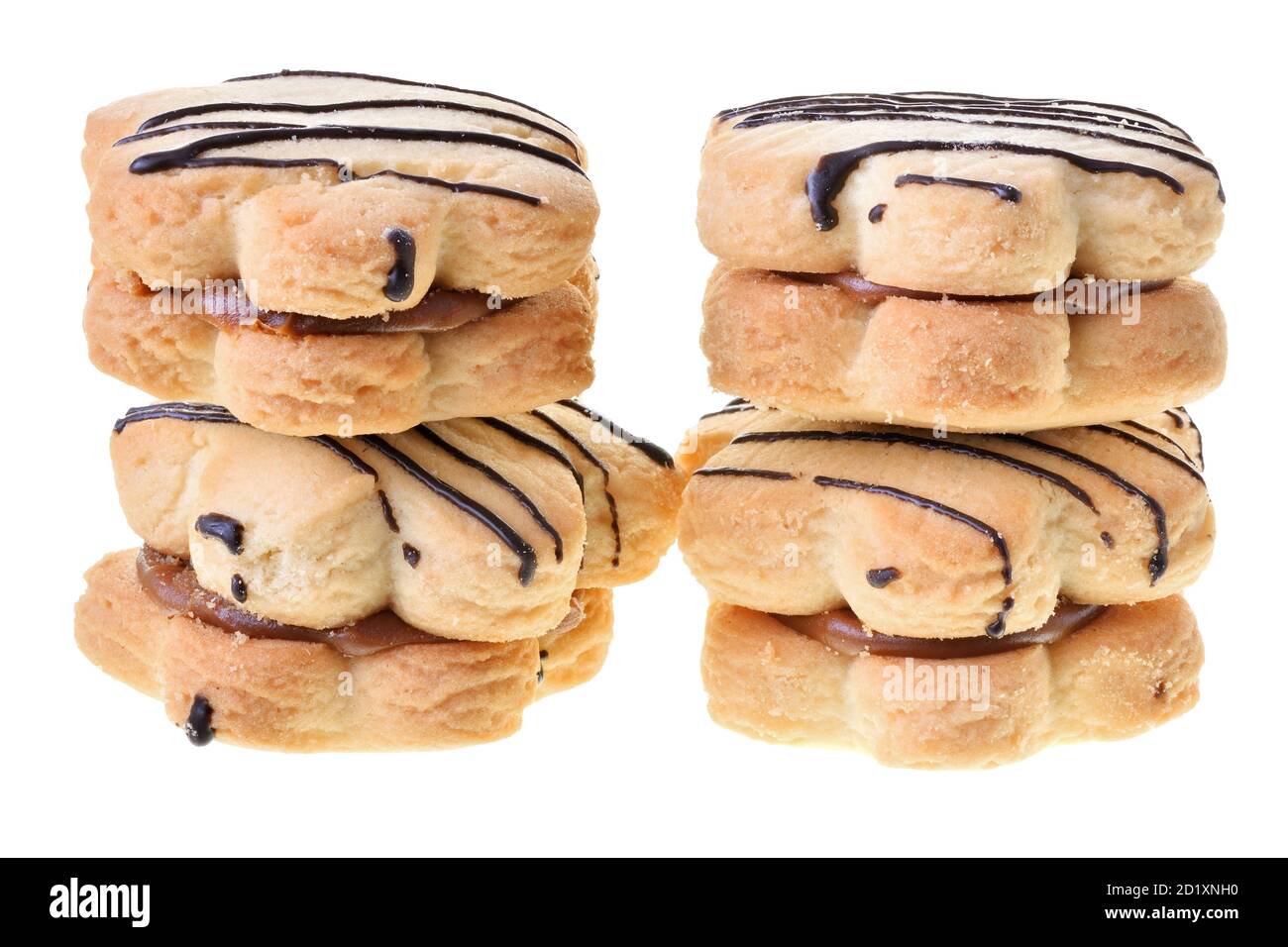 sandwich di biscotti fatti in casa con cioccolato e crema di crema isolato su sfondo bianco. Foto Stock