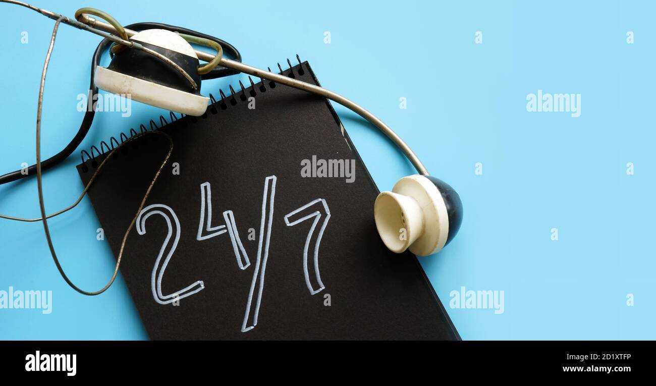 24 7 concetto di assistenza e supporto clienti e cuffie retro. Foto Stock