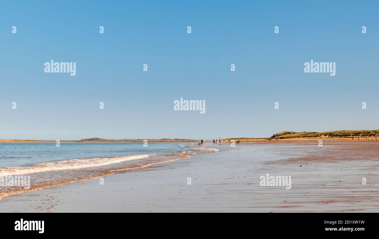 Una giornata estiva su una spiaggia tranquilla. Foto Stock