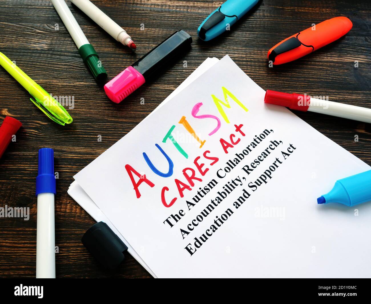 Autismo CURA agire. I documenti autism Collaboration, Accountability, Research, Education and Support Act sulla scrivania. Foto Stock