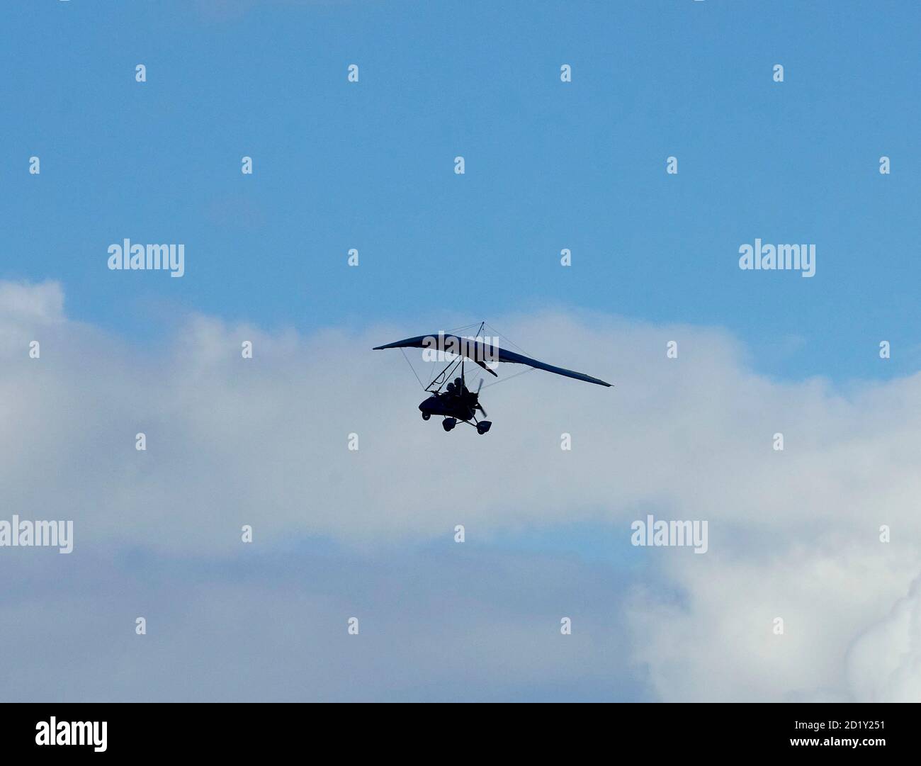 Velivolo Microlite silhouette contro il cielo, Regno Unito Foto Stock