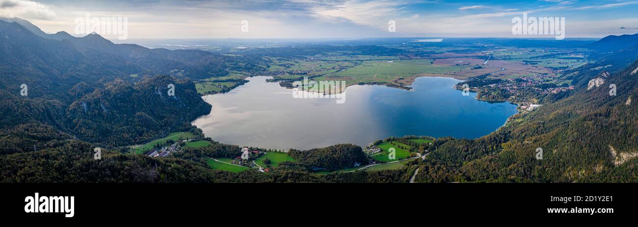Lago di Baviera Kochelsee. Panorama del drone aereo in autunno. Splendida vista. Kochel, Baviera, Germania Foto Stock