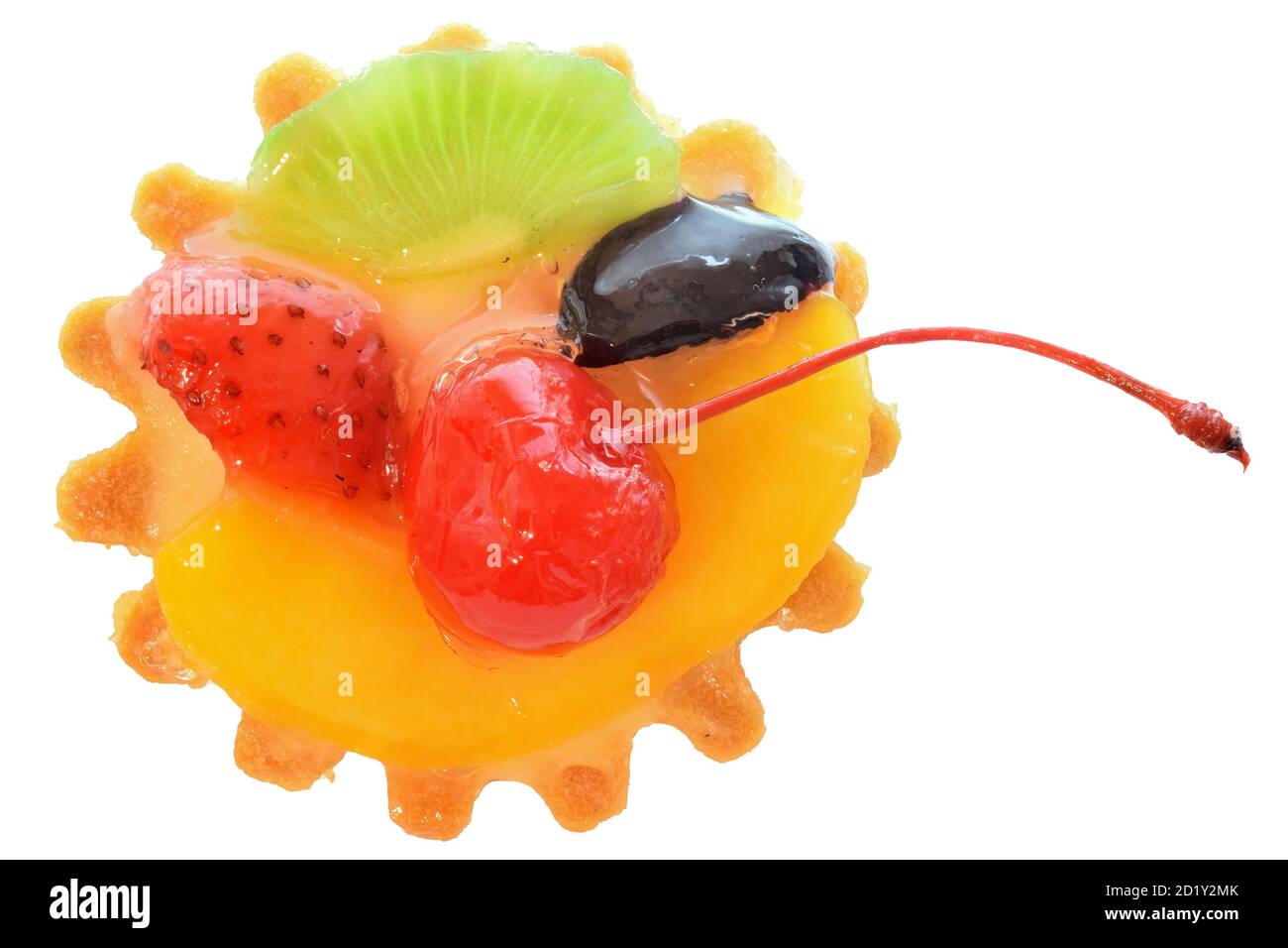Torta di frutta in un cestino di sabbia con crema decorata con ciliegia isolata su sfondo bianco. Foto Stock