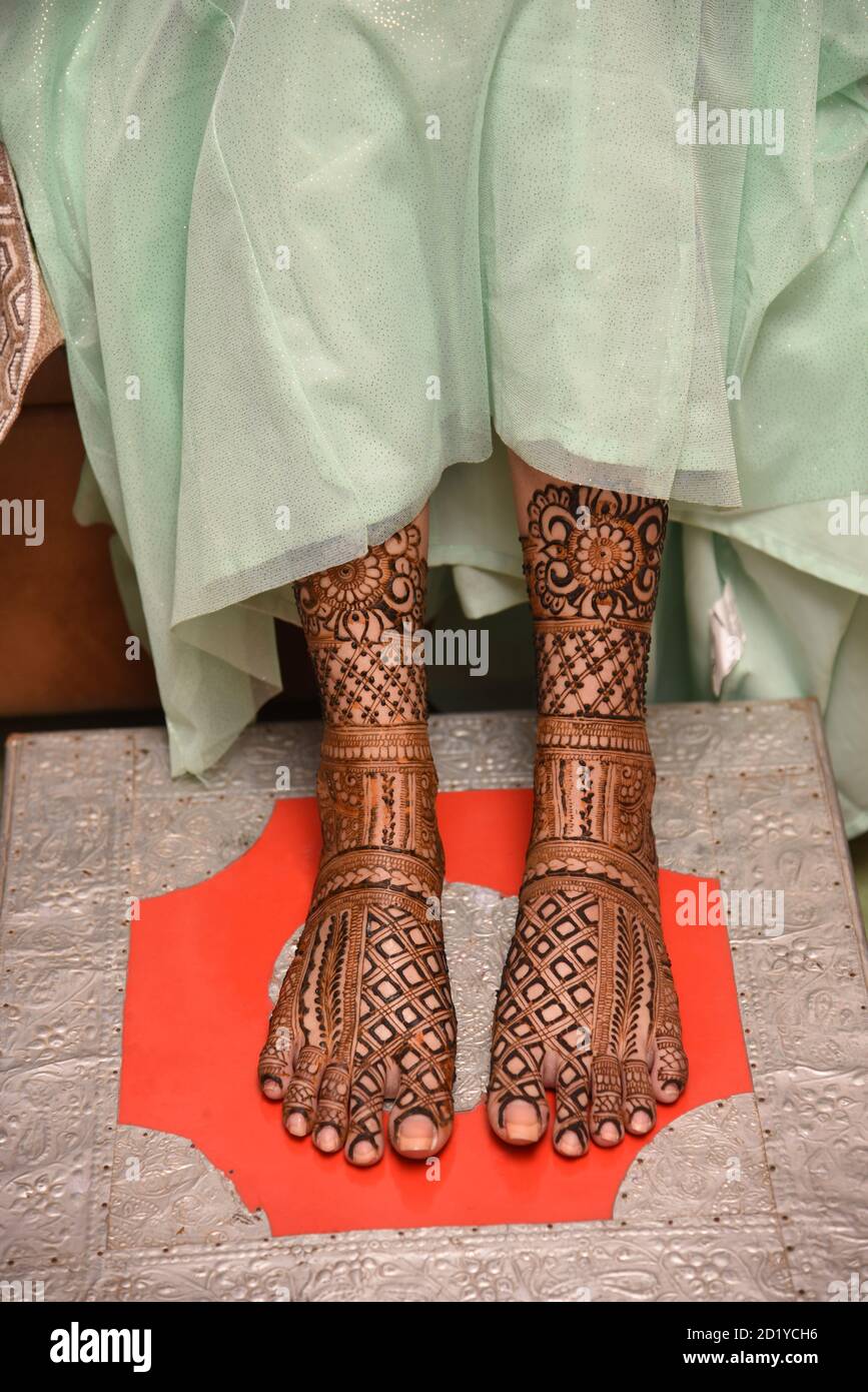 Cerimonia Mehendi con tatuaggi di hennè a piedi. Cerimonia Mehndi che si terrà la notte prima del matrimonio come un modo di augurare alla sposa buona salute e pro Foto Stock