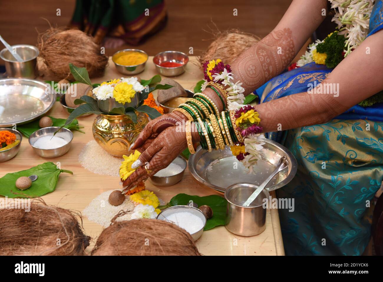 Vista in alto angolo della tradizione nuziale indiana preghiera simbolica al Signore Ganesh in forma di betel Nut Foto Stock