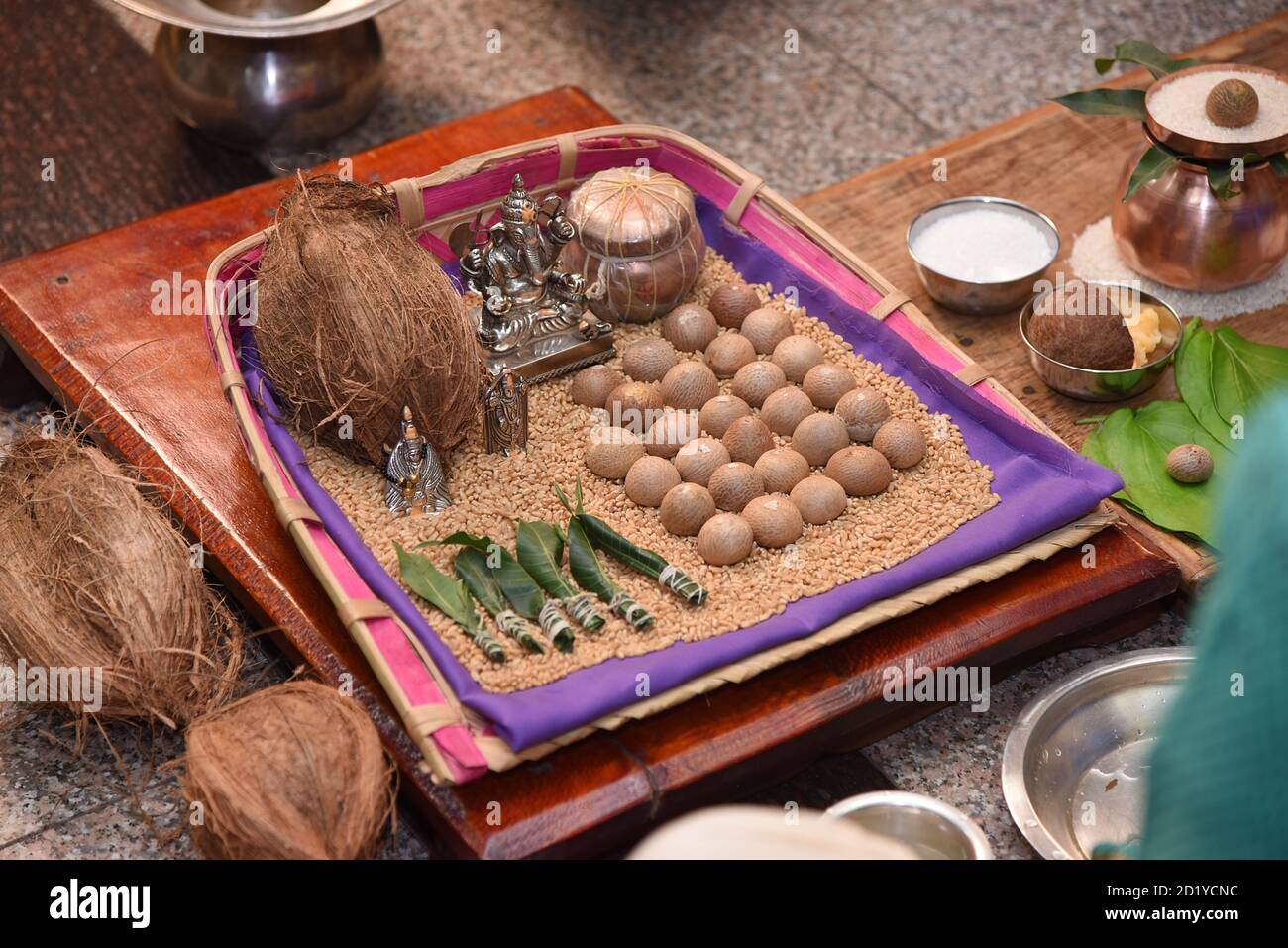 28 dadi di Betel disposti in una forma particolare per il rituale indiano di cerimonia nuziale con altre offerte a Dio Foto Stock