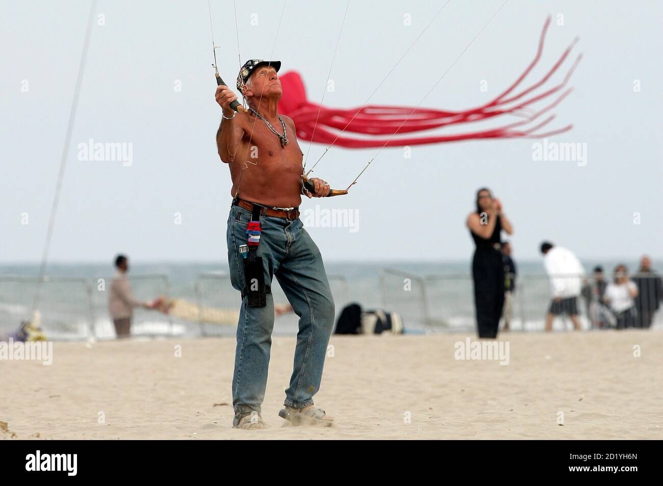 Professional kite flyer Ray Bethell of Canada flies his kites during an international kite festival in Cervia, northeast Italy, April 30, 2007. REUTERS/Alessandro Bianchi (ITALY) Foto Stock