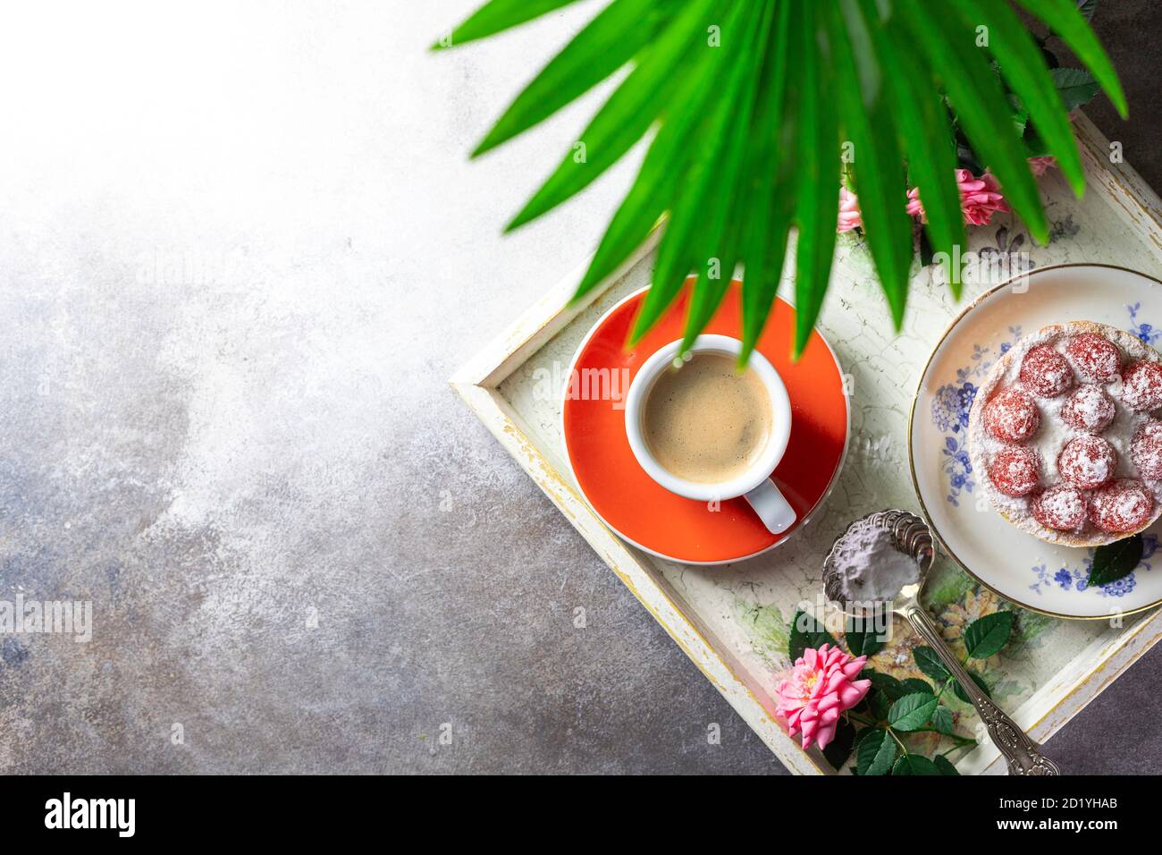 Colazione romantica a letto, tazza di caffè espresso con , vassoio con torta di lamponi e rosa rosa. Buon concetto di mattina. Foto Stock