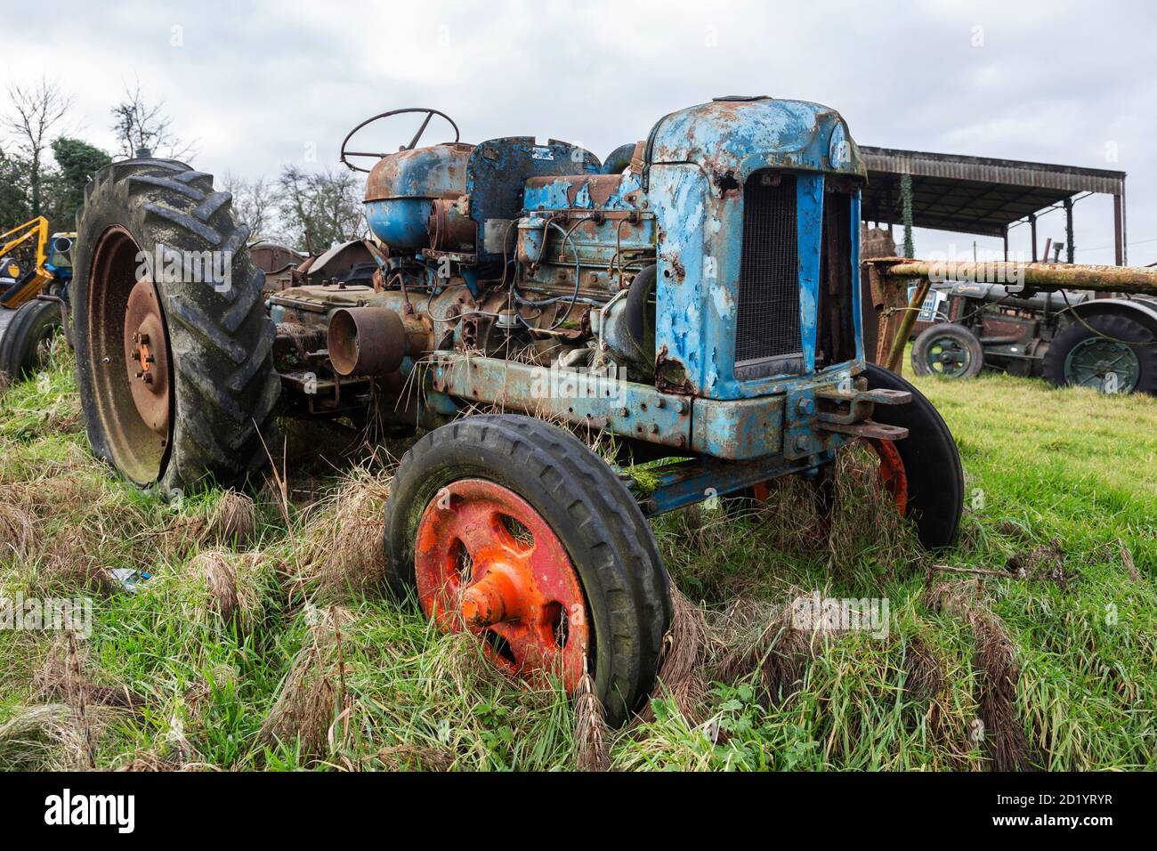 Vecchio trattore in un campo in un'azienda agricola nel Somerset Foto Stock