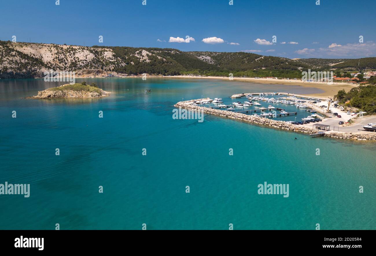 Panorama aereo della spiaggia di Rajska sull'isola di Rab in Croazia. Spiaggia Paradiso sull'isola di Rab in Croazia - la più grande spiaggia di sabbia in Lopar. Foto Stock