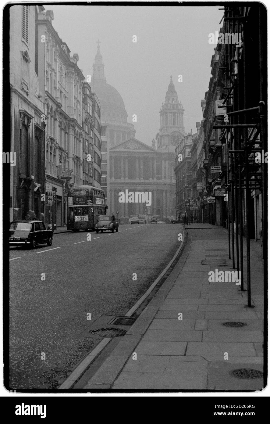 Vista di Londra nella nebbia Novembre 1968 Cattedrale di St Pauls Di Sir Christopher Wren da Ludgate Hill Foto Stock