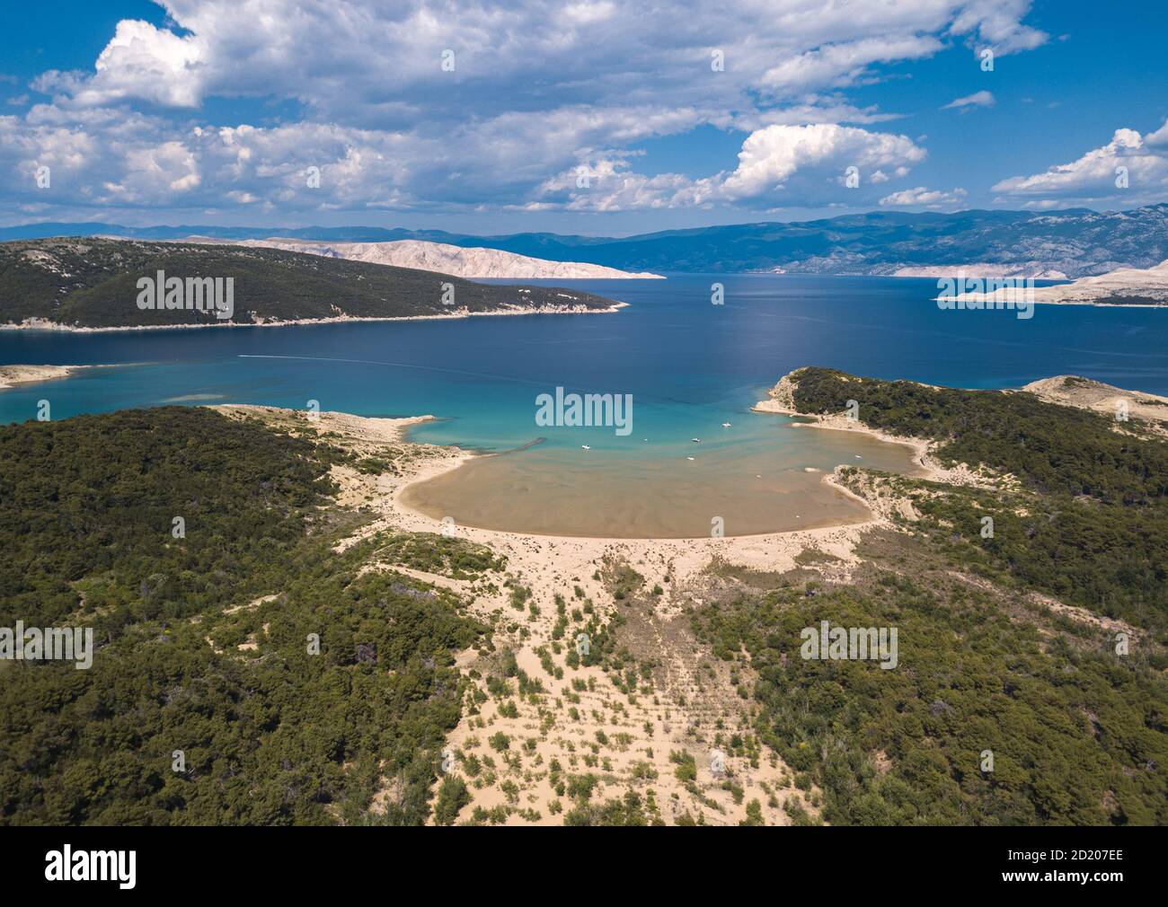 Vista aerea della spiaggia del Sahara sull'isola di Rab e sulla terraferma della Croazia. Bel panorama della Baia di Sahara sull'Isola di Rab. Spiaggia di sabbia e acque turchesi. Foto Stock