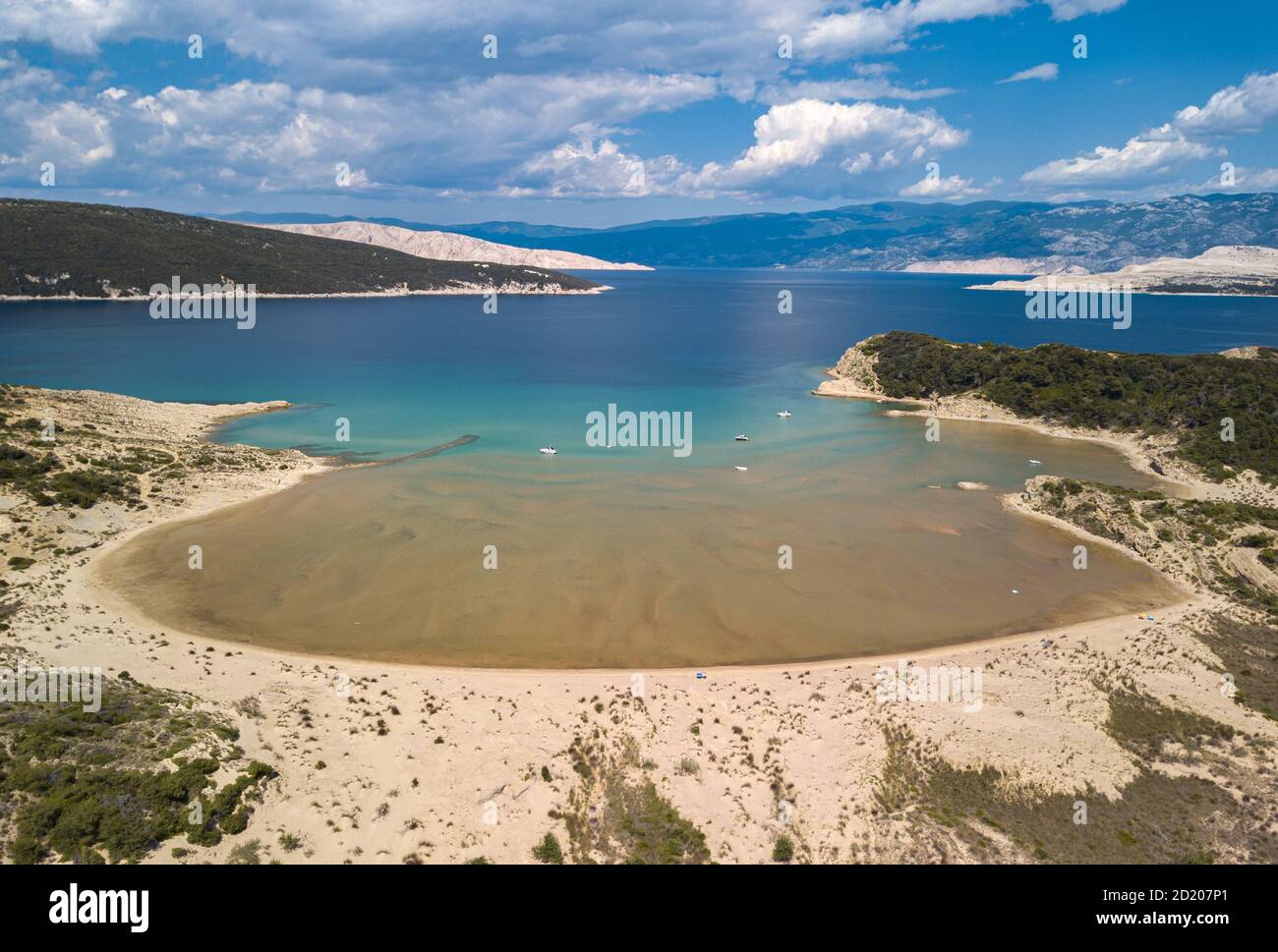 Vista aerea della spiaggia del Sahara sull'isola di Rab. Bel panorama della Baia di Sahara sull'Isola di Rab. Spiaggia di sabbia e acque turchesi. Foto Stock