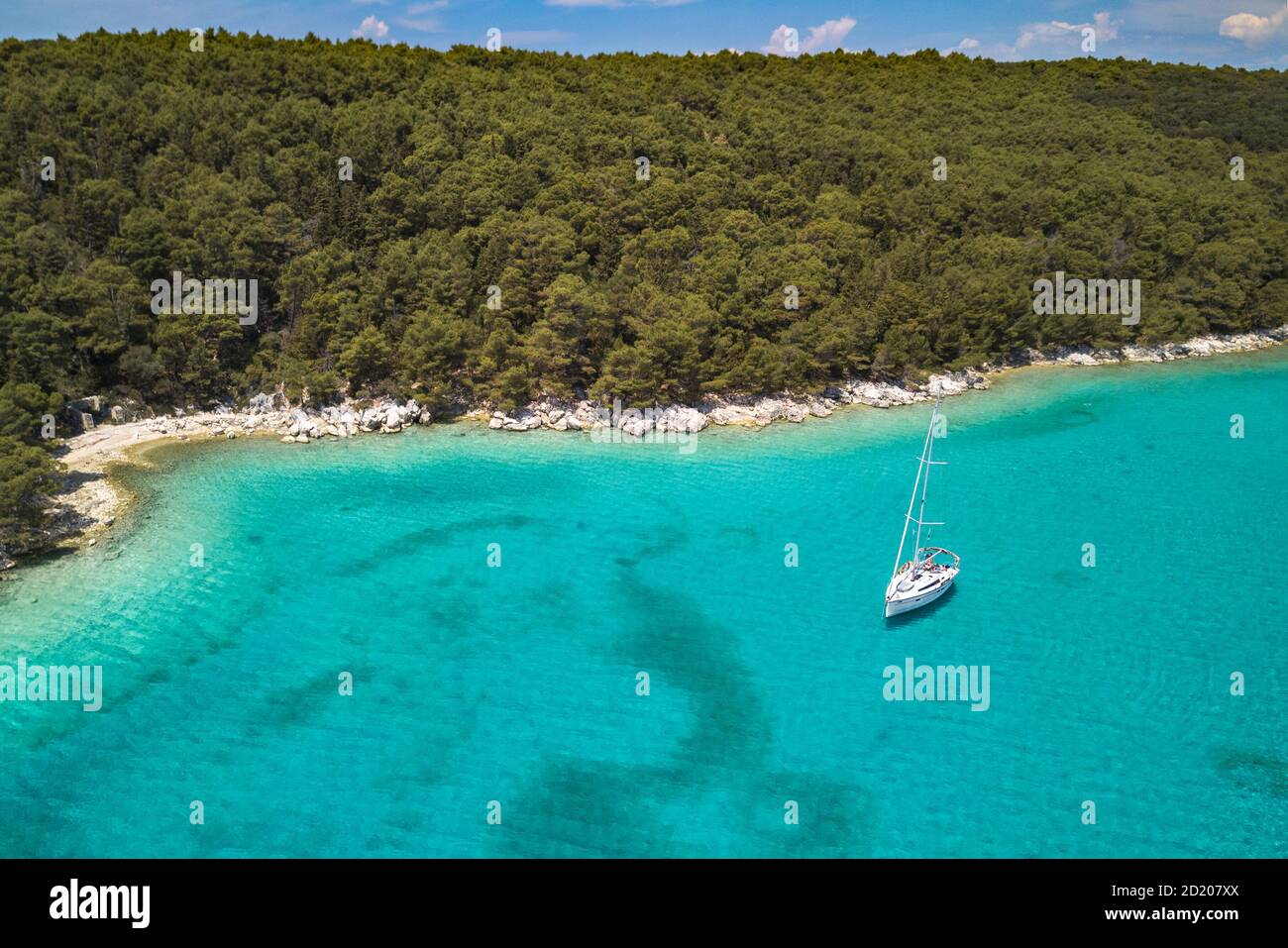 Vista aerea sulla splendida baia sull'isola di Rab in Croazia. Mare Adriatico di colore turchese della spiaggia di Dundo a Kampor e yacht nella baia, isola di Rab Foto Stock