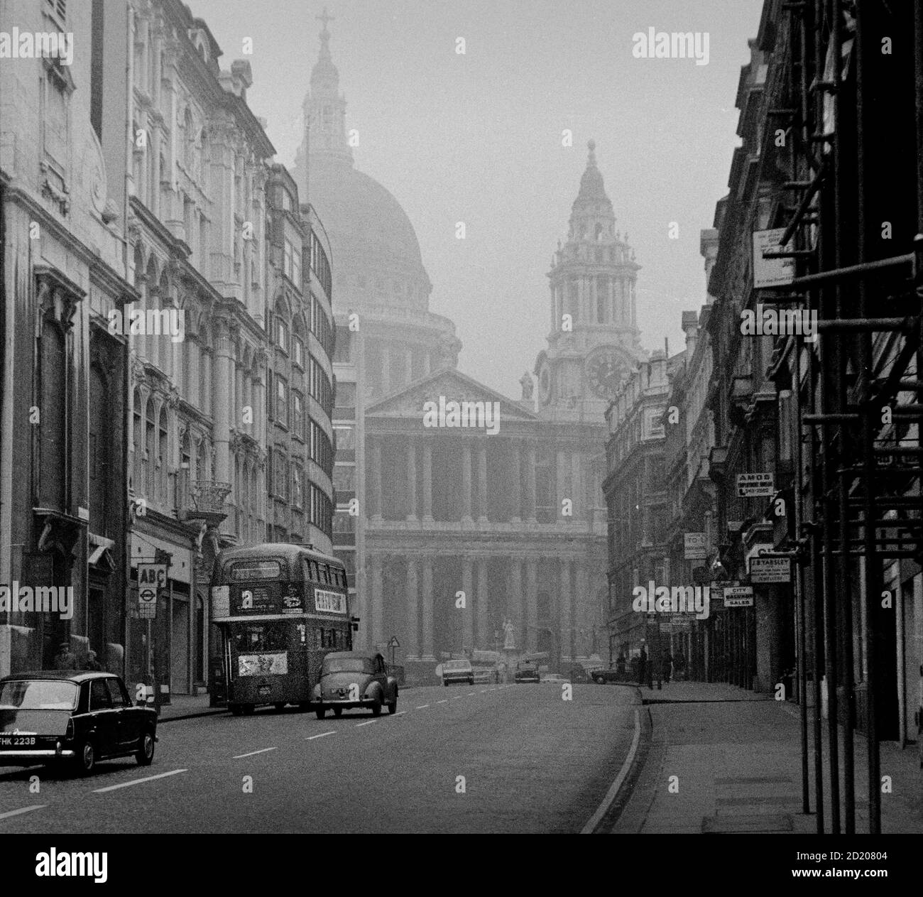 Vista di Londra nella nebbia Novembre 1968 Cattedrale di St Pauls Di Sir Christopher Wren da Ludgate Hill Foto Stock