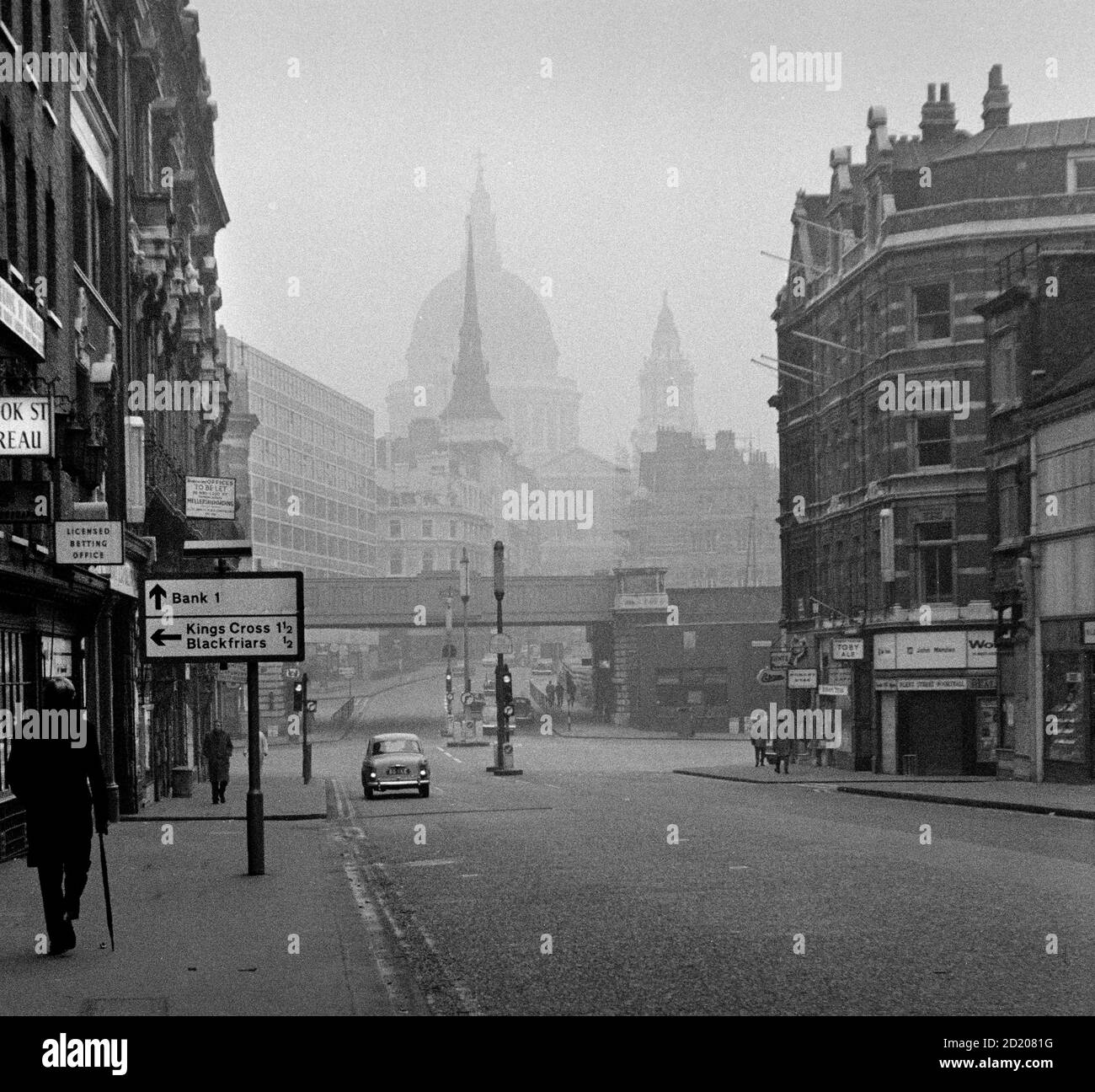 La città di Londra si affaccia sulla nebbia novembre 1968 sulla cattedrale di St Pauls di Sir Christopher Wren da Fleet Street. Foto Stock