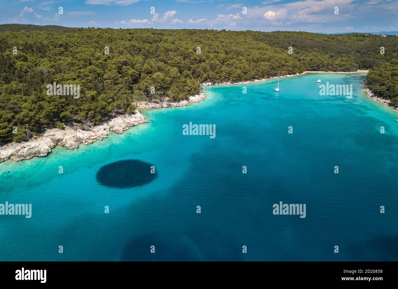 Vista aerea sulla splendida baia sull'isola di Rab in Croazia. Mare Adriatico di colore turchese della spiaggia di Dundo a Kampor, isola di Rab Foto Stock