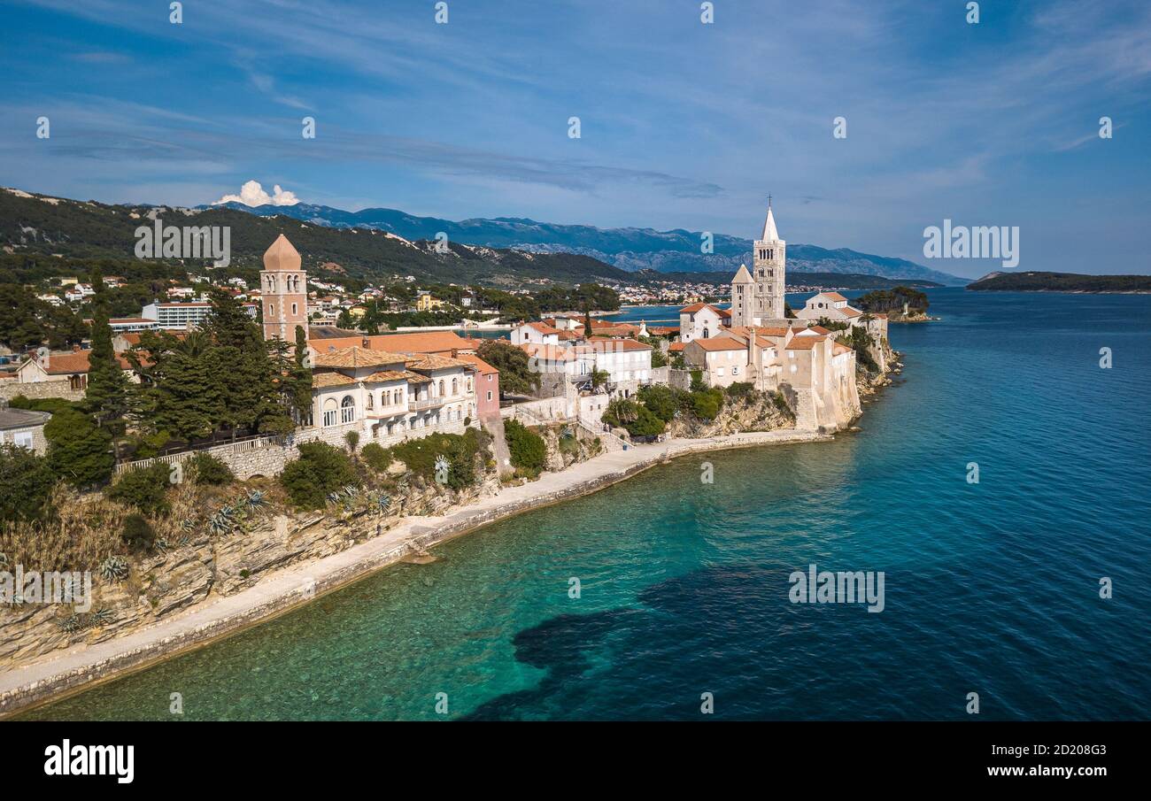 Vista aerea dell'isola di Rab, Croazia, mare Adriatico. Città vecchia Rab dall'occhio degli uccelli. Foto Stock