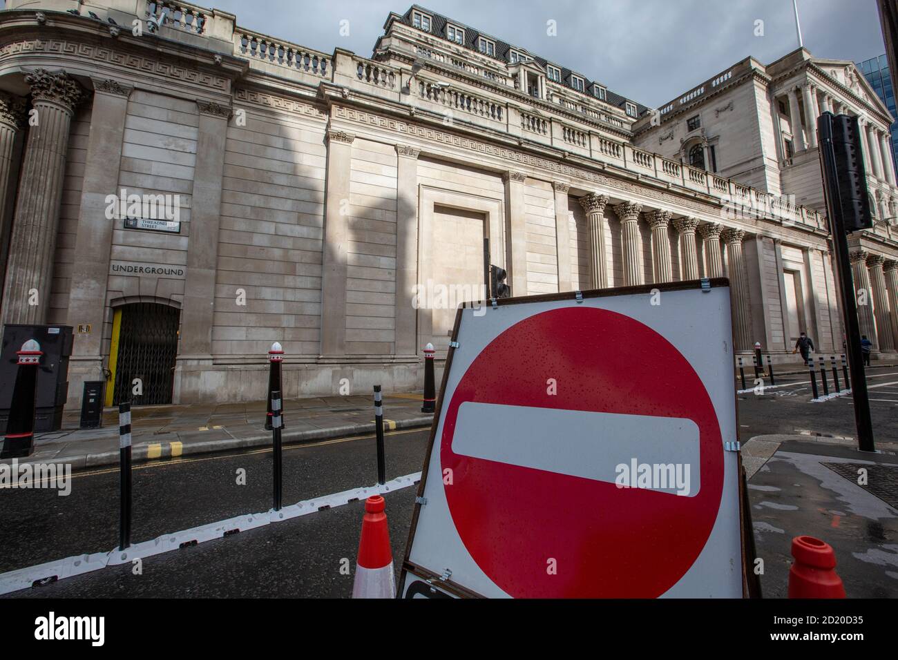 Deviazione stradale a Bank Junction, nel cuore della città di Londra, non causando l'ingresso di veicoli a Bank of England o Royal Exchange, Londra, Inghilterra Foto Stock