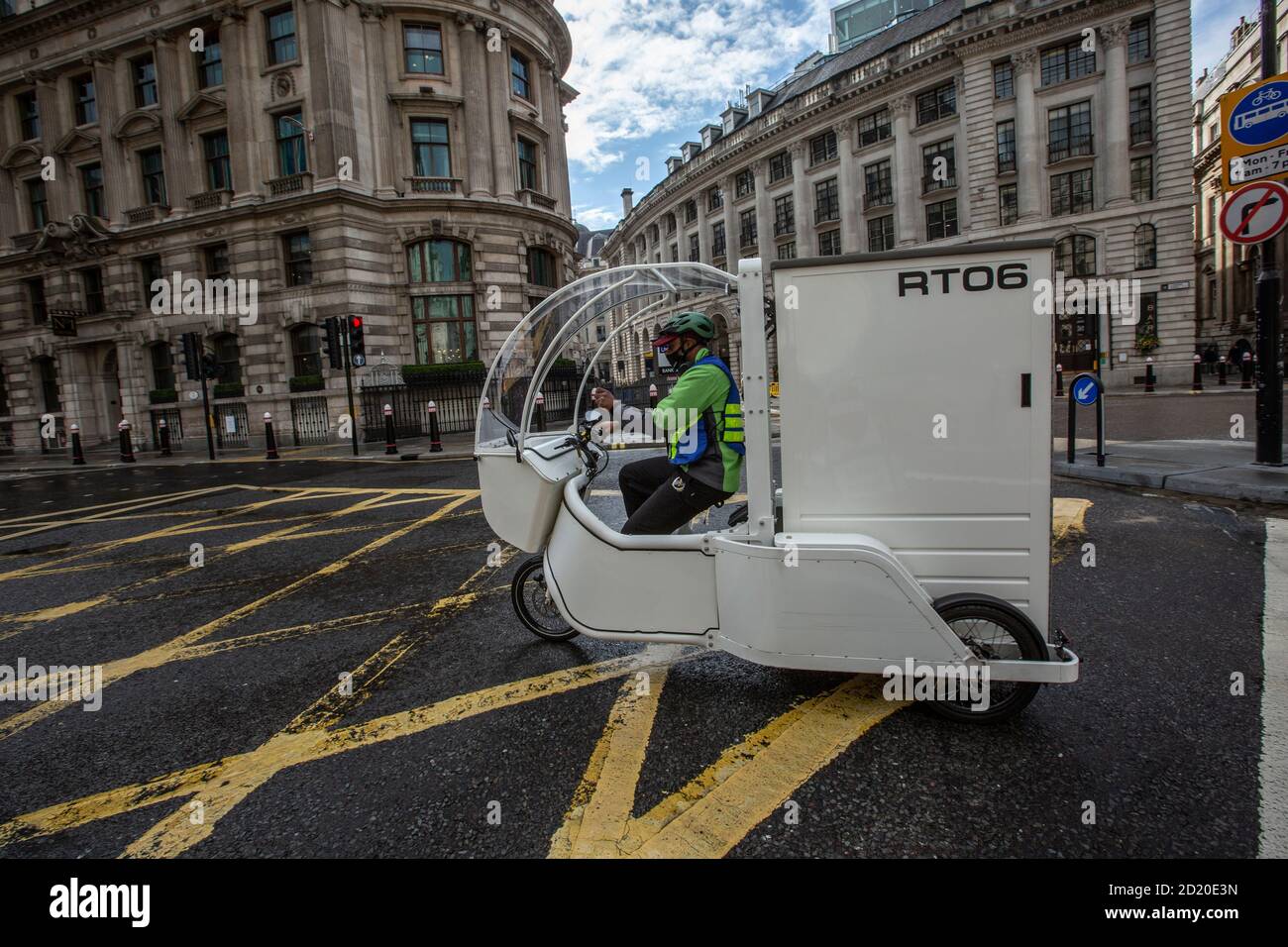Bici elettrica a zero emissioni Cargo che effettua una consegna a Bank Junction nella città di Londra, Inghilterra, Regno Unito Foto Stock