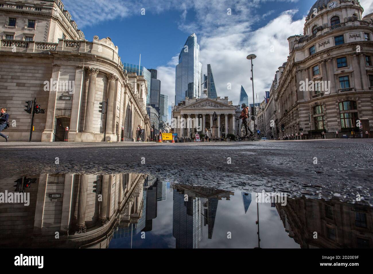 Bank of England, e Royal Exchange si sono riflesse in un pozze dopo le forti tempeste di pioggia nella City of London, Threadneedle Street, Inghilterra, Regno Unito Foto Stock