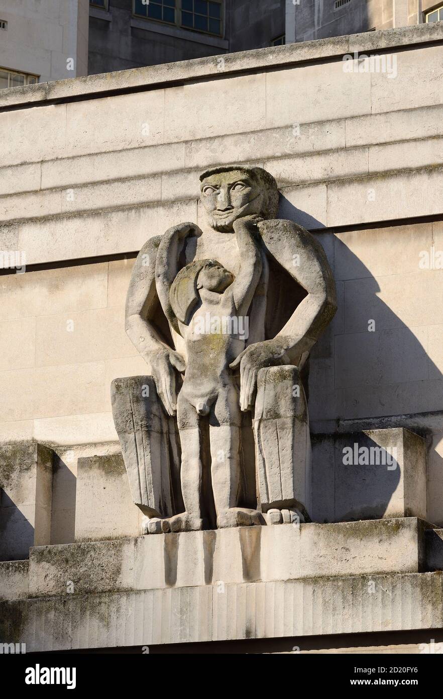 Londra, Inghilterra, Regno Unito. Stazione della metropolitana di St James's Park - 55 Broadway (1929: Charles Holden) Art Deco - Portland Stone. Jacob Epstein scultura: 'Da Foto Stock