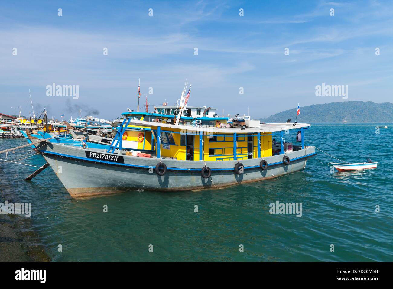 Kota Kinabalu, Malesia - 17 marzo 2019: Colorata barca da pesca ormeggiata vicino KK Fish Market in giornata di sole Foto Stock