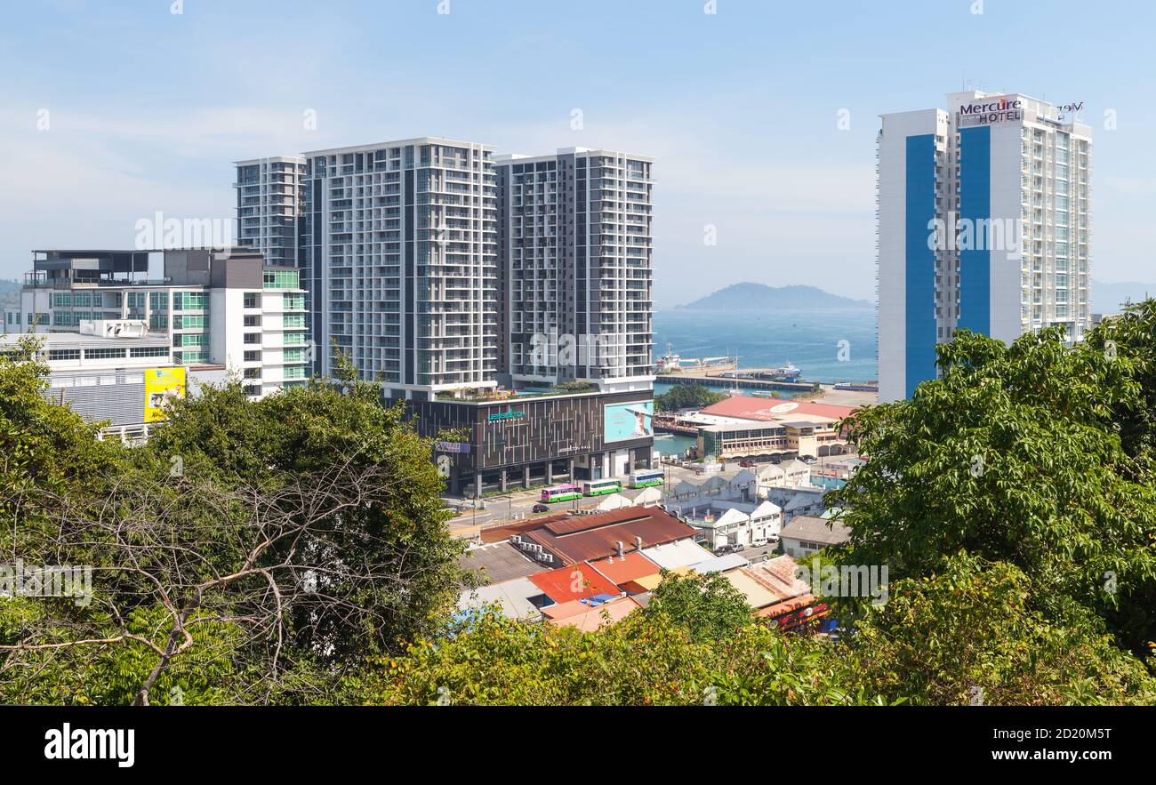 Kota Kinabalu, Malesia - 17 Marzo 2019: Il paesaggio urbano di Kota Kinabalu con gli edifici moderni di uffici e hotel Foto Stock