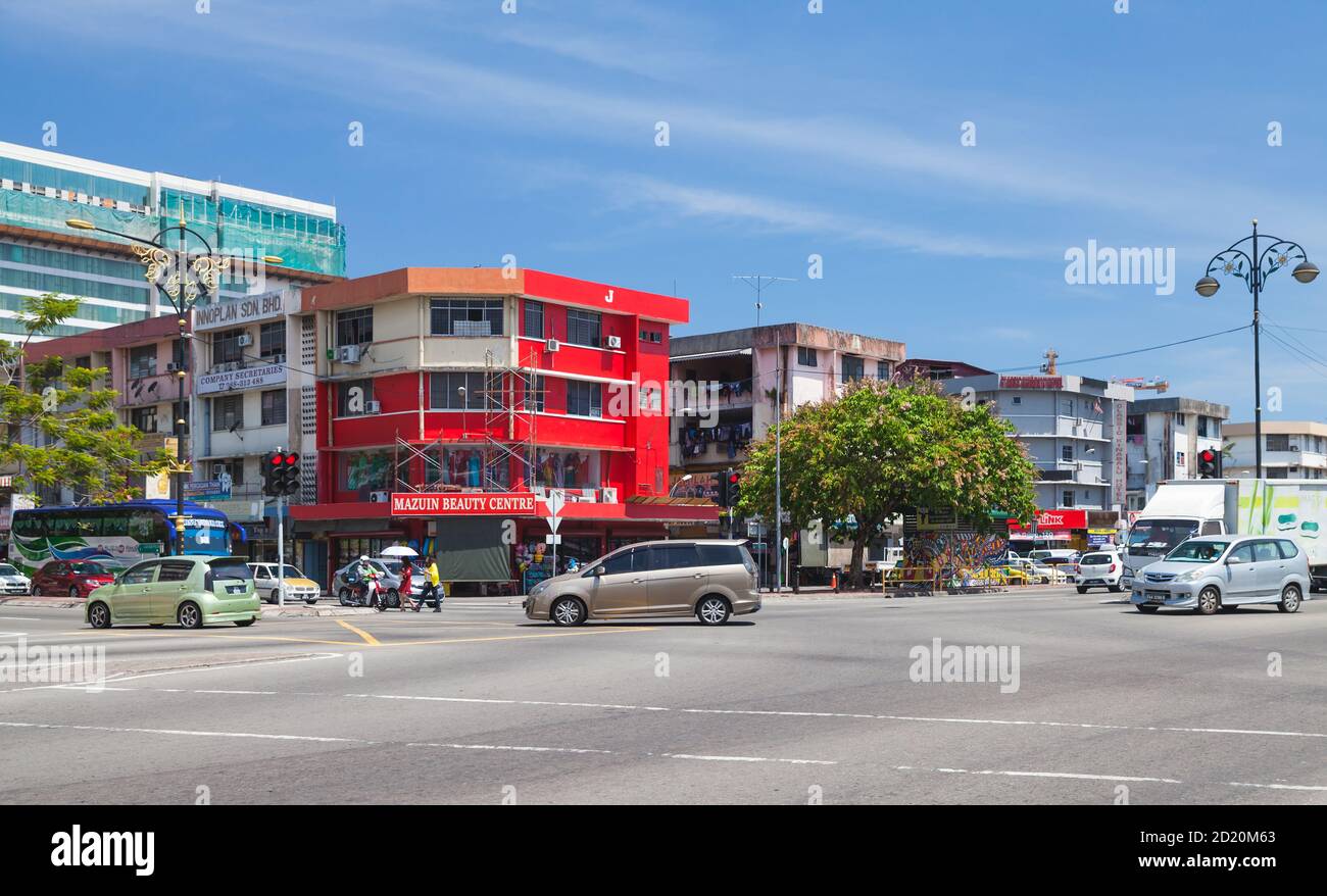 Kota Kinabalu, Malesia - 17 marzo 2019: Jalan Tun Razak vista strada con auto e gente comune a piedi la strada Foto Stock