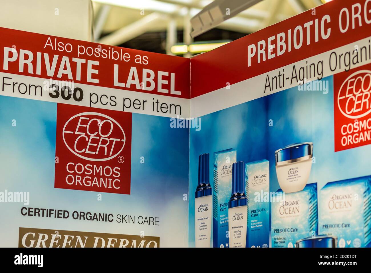 BOLOGNA (BO), ITALIA - 14 MARZO 2019: Light sta illuminando il logo del marchio ECOCERT A COSMOPROF, fiera dell'industria della bellezza Foto Stock