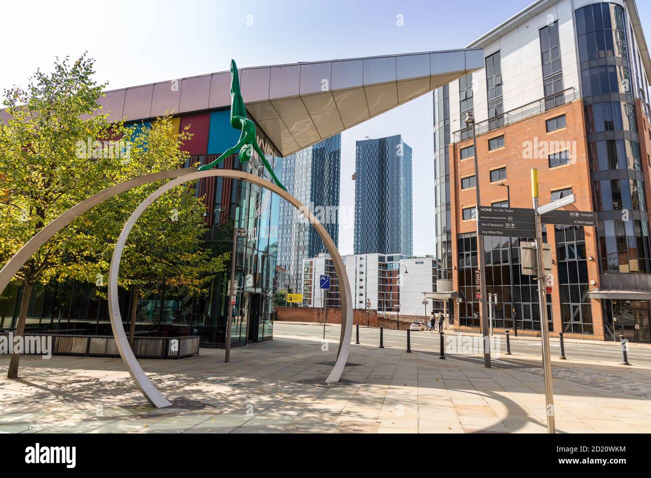 Architettura moderna e opere d'arte nel centro di Manchester, vicino a Deansgate, Regno Unito. Foto Stock