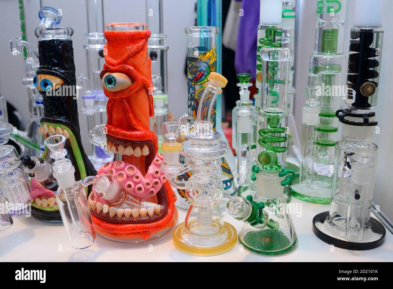 Realizzato in pinze di vetro per il fumo di cannabis poste sul banco del negozio Foto Stock