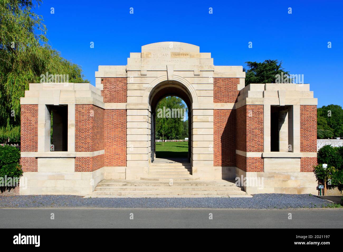 Ingresso principale del cimitero militare di Lijssenthoek (prima guerra mondiale) progettato da Sir Reginald Blomfield, a Poperinge, Belgio Foto Stock