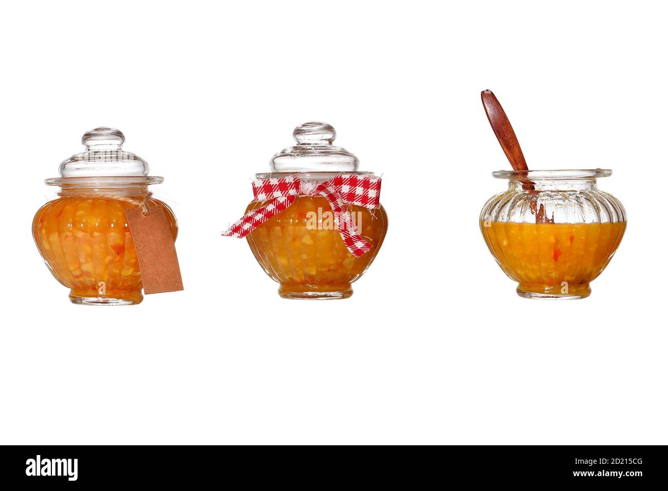 Banche con marmellata d'arancia su sfondo bianco. Isolato. Tre varianti di marmellata arancione in un vaso di vetro. Foto Stock