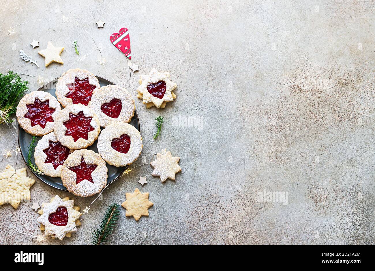 Piatto con biscotti shortcrust di Natale o Capodanno con marmellata rossa. Biscotti austriaci tradizionali festosi con marmellata. Biscotti Linzer. Vista dall'alto. Foto Stock