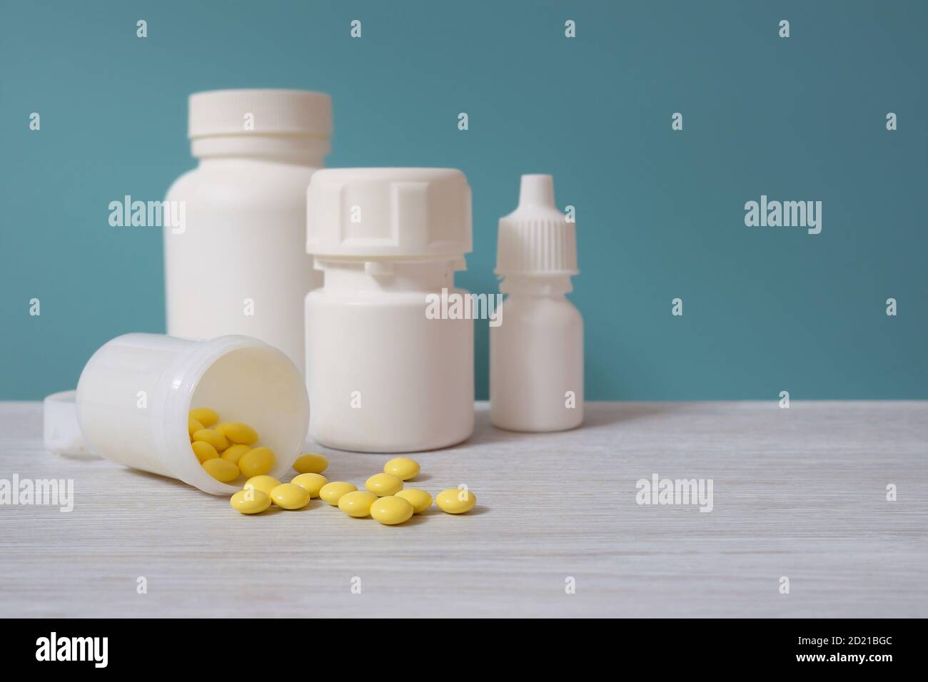 Farmaco. Pillole gialle e vasi di medicina. Sfondo blu. Foto Stock