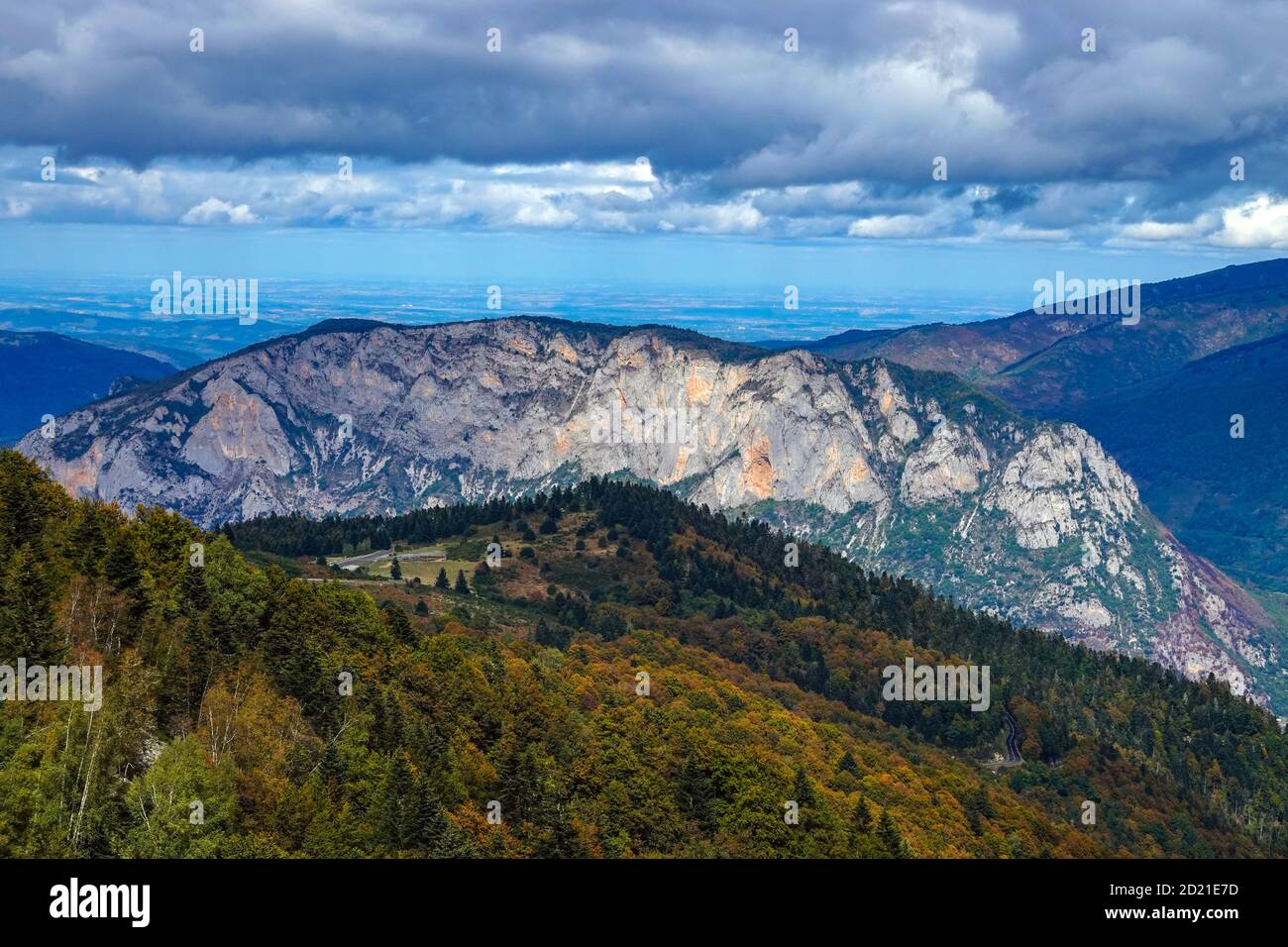 La montagna rocciosa di Sinsat vista dal Plateau de Beille, zona sciistica nordica, Les Cabannes, Ariege, Francia Foto Stock