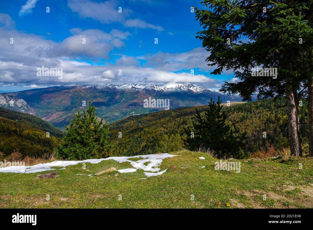 Neve d'inverno a Mont d'Olmes visto dall'Plateau de Beille, zona sciistica nordica, Les Cabannes, Ariege, Francia Foto Stock