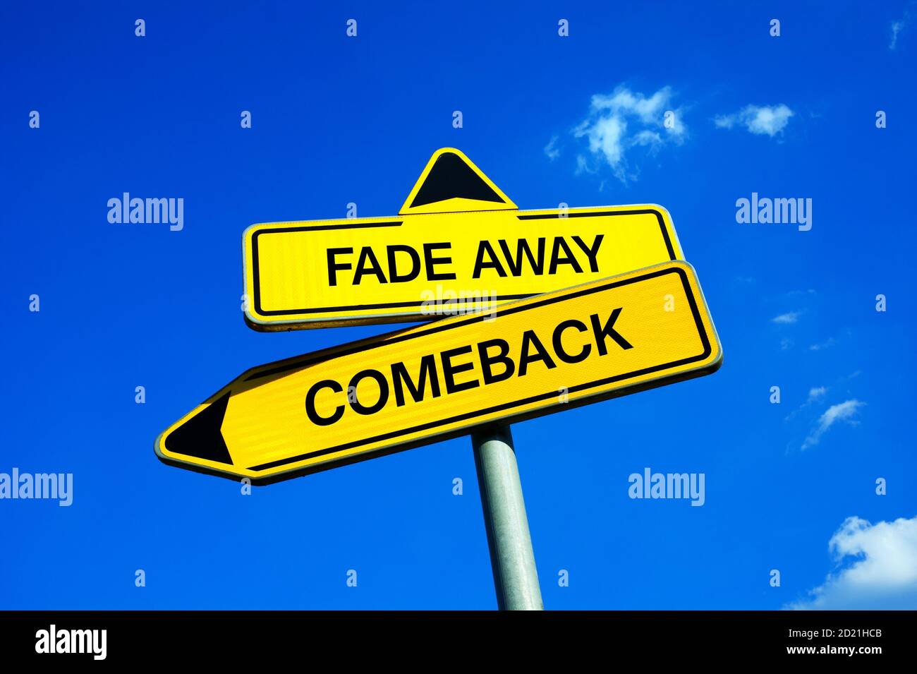 Fade away vs Comeback - segnale di traffico con due opzioni - essere dimenticato e infruttuoso vip o diventare nuovamente famoso dopo il periodo di oscurità. Rifiutare un Foto Stock