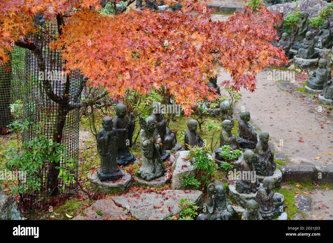 Statue dei seguaci di Buddha (chiamato Shaka Nyorai in Giappone al Tempio di Daisho-in (Tempio di Daishoin), Miyajima, Giappone. Foto Stock