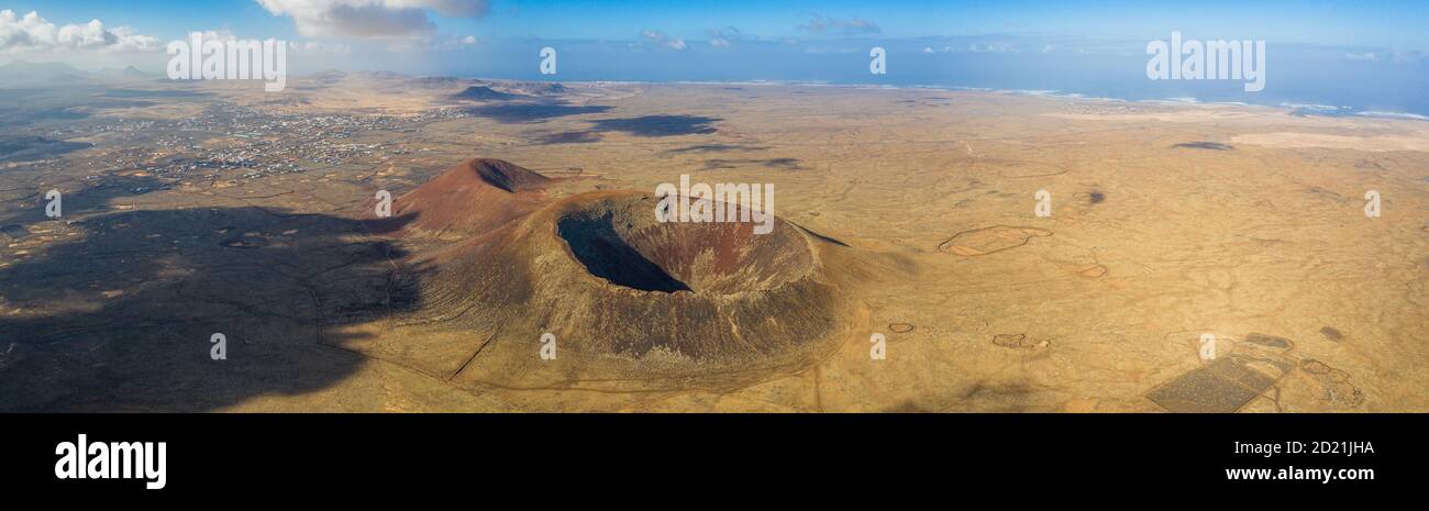 Vulcan Fuerteventura Calderon Hondo e montagna vulcanica. Drone Shot Isola Canarie, Spagna Foto Stock