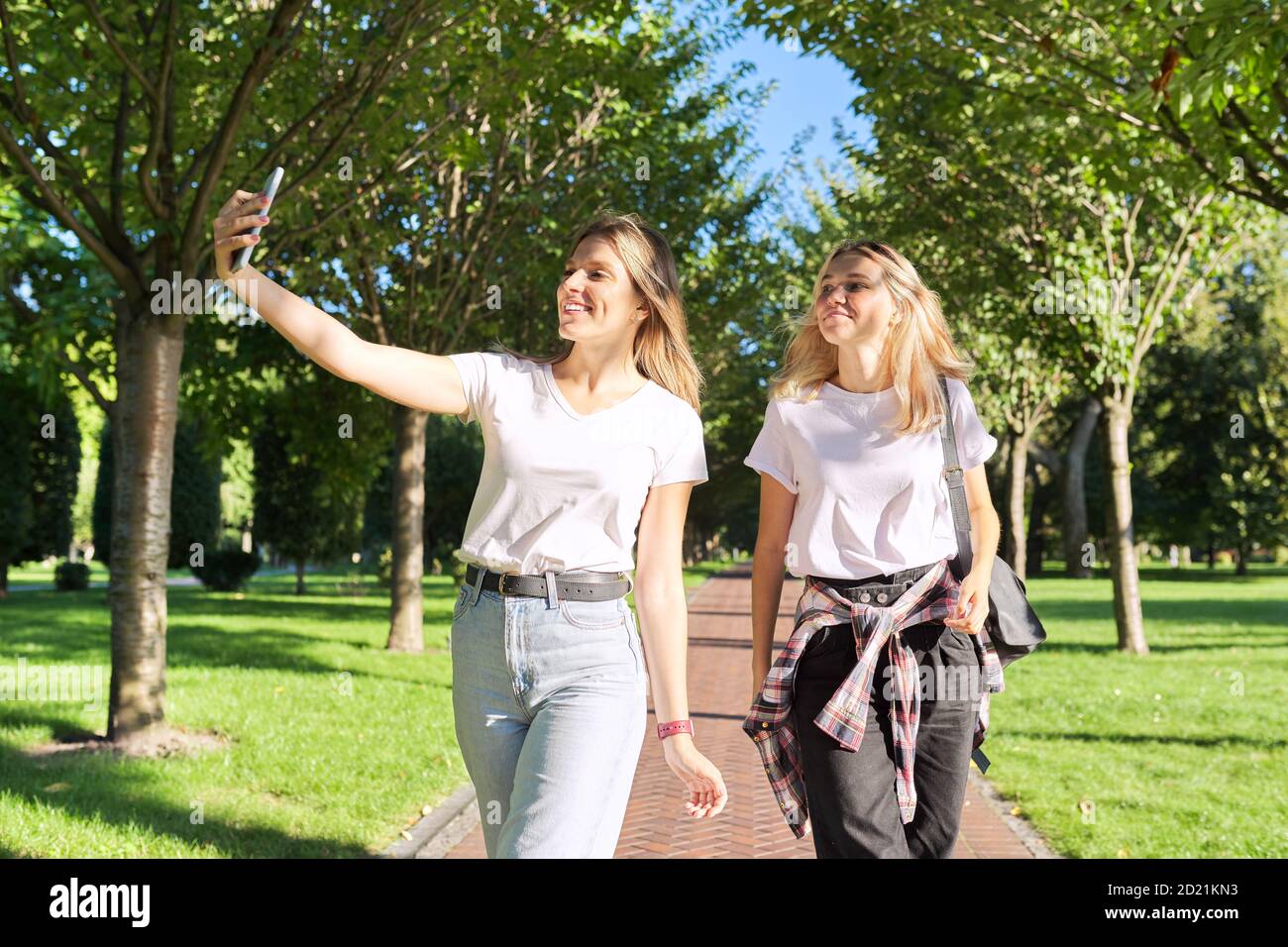 Due ragazze adolescenti felici che guardano alla webcam dello smartphone  Foto stock - Alamy