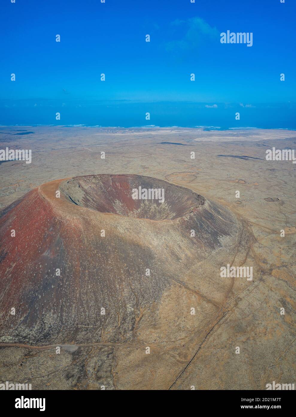 Vulcan Fuerteventura Calderon Hondo e montagna vulcanica. Drone Shot Isola Canarie, Spagna Foto Stock