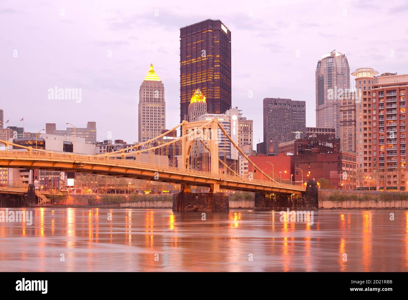 Skyline del centro e Andy Warhol Bridge sul fiume Allegheny, Pittsburgh, Pennsylvania, Stati Uniti Foto Stock